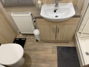 118LP Willerby Aspen | image of family bathroom